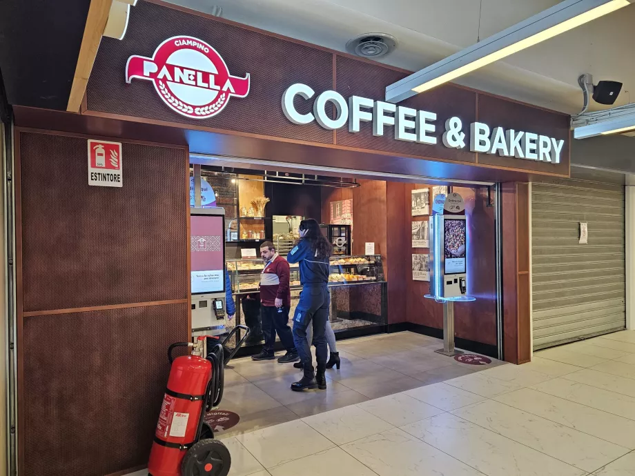 Kaviareň v odletovej hale, verejný priestor