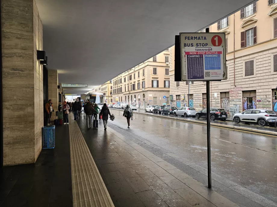 Zastávky expresného autobusu pred stanicou Roma Termini