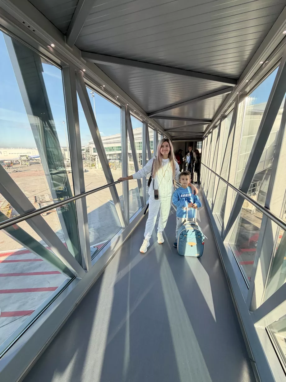 Žena so starším synom na moste