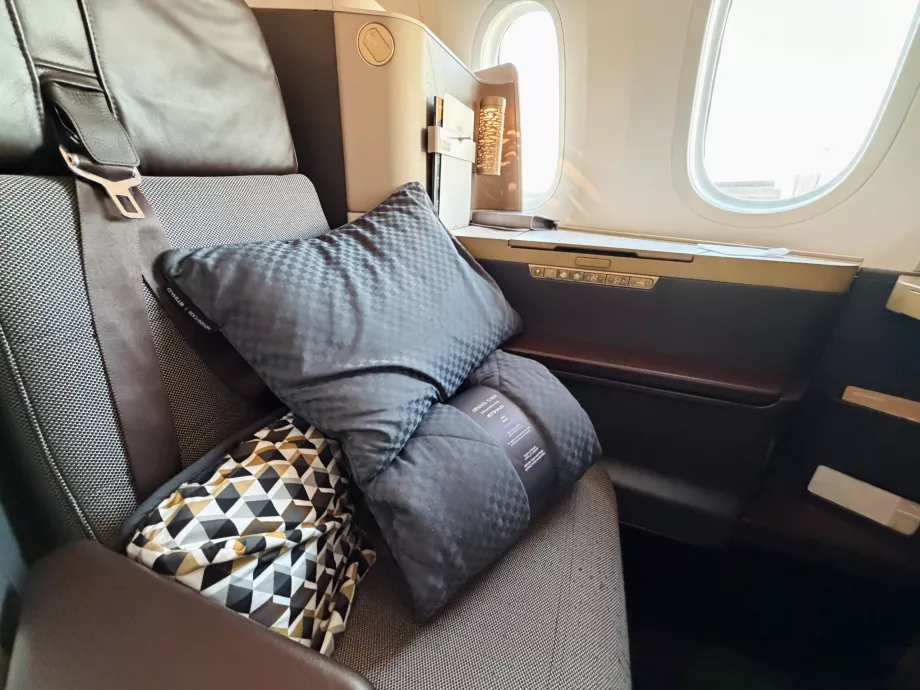 Podpera chrbta, vankúš a prikrývka Armani