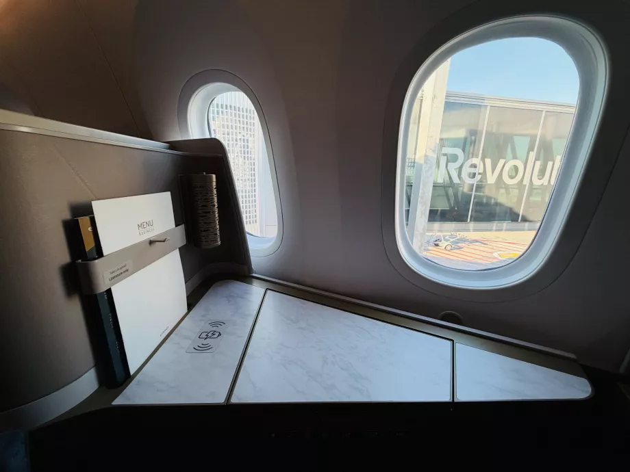 Skladací stôl a bezdrôtové nabíjanie