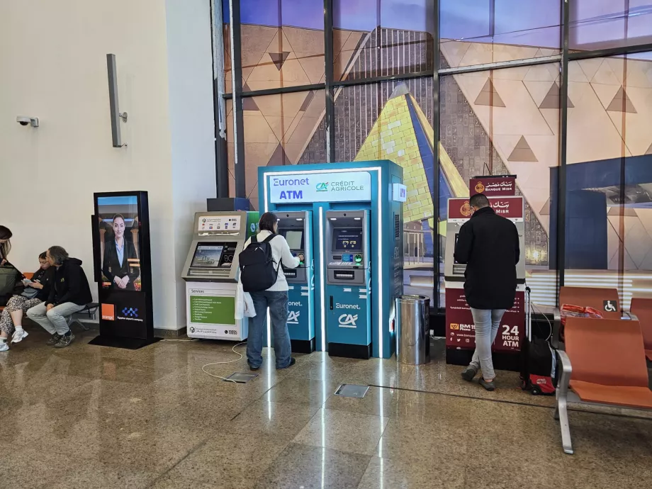 Bankomaty pred pasovou kontrolou