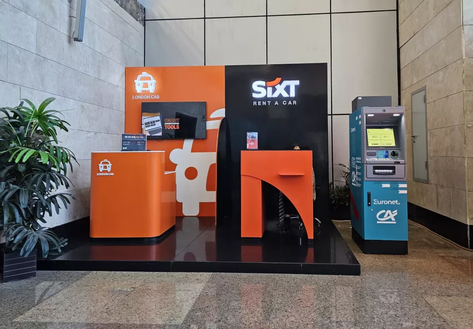 Pult požičovne áut v príletovej hale