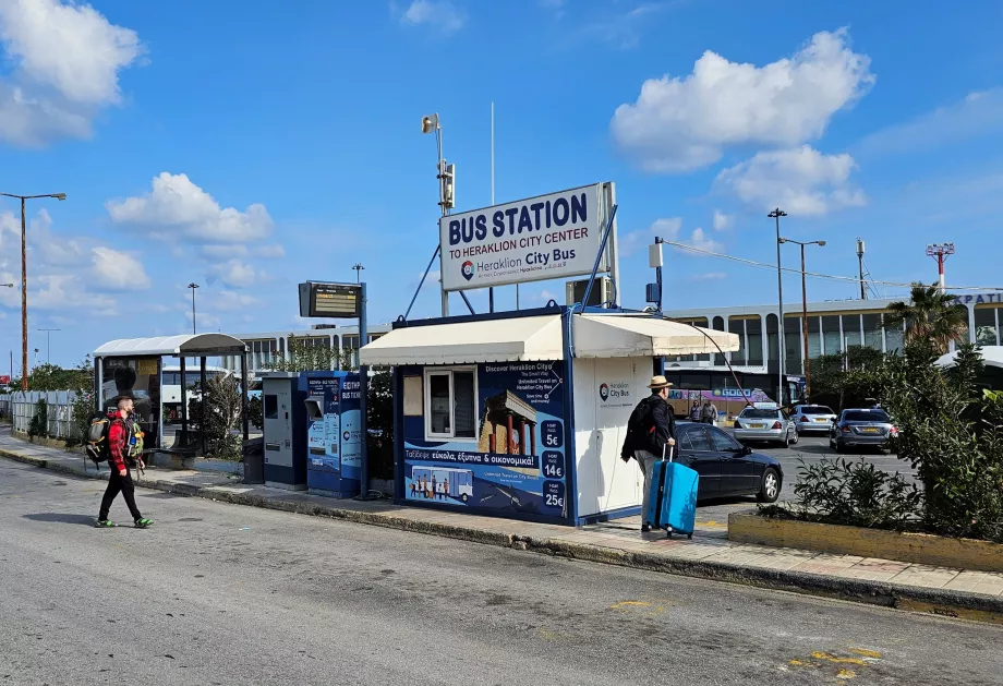 Autobusová zastávka smerom do centra, letisko Heraklion