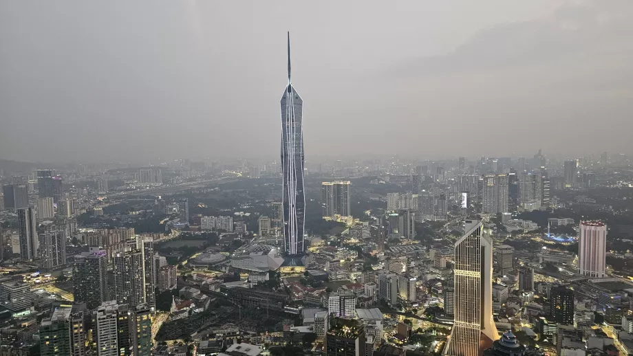 Pohľad na mrakodrap Merdeka 118 z veže Menara