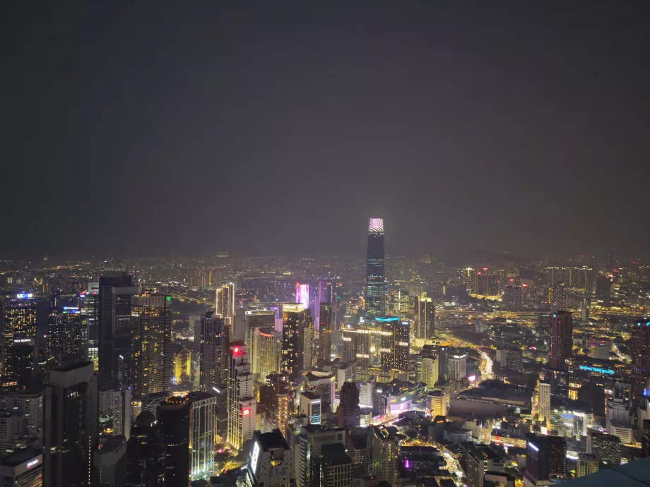 Kuala Lumpur v noci z veže Menara