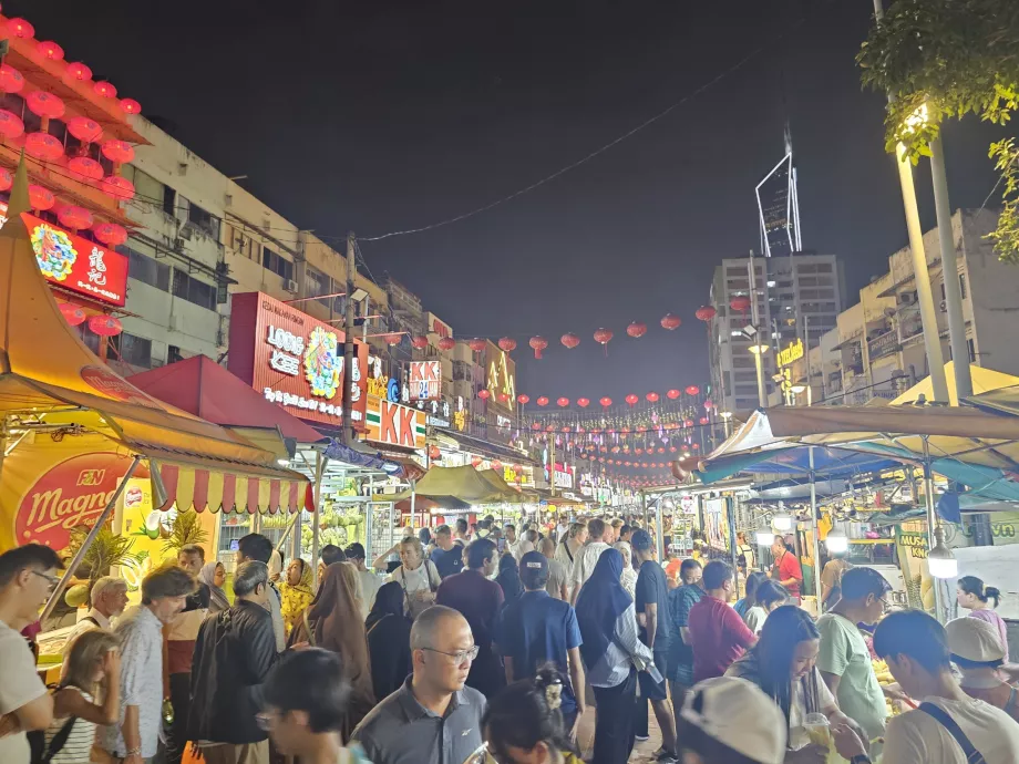 Preplnený nočný Jalan Alor