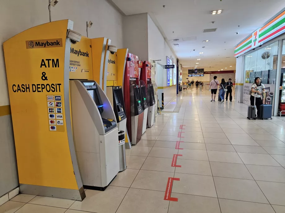 Bankomaty pri pokladniach