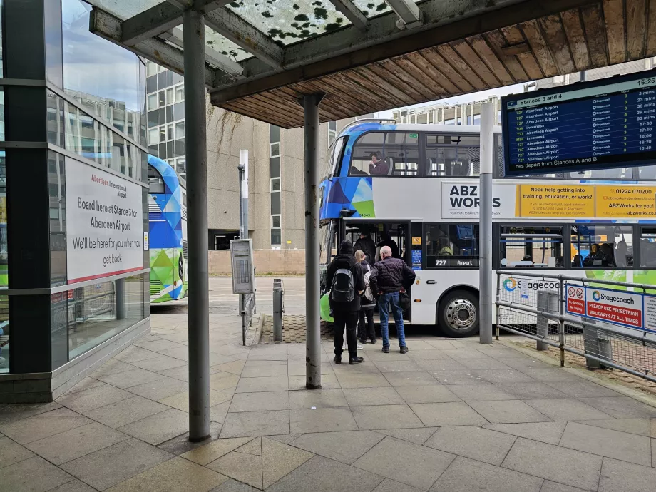Autobusová zastávka (číslo 3) autobusu 727 z letiska na námestie Union Square