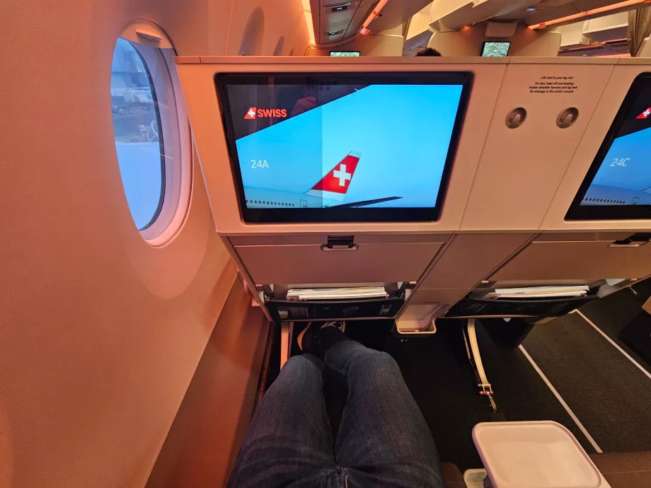 Priestor na nohy a obrazovka