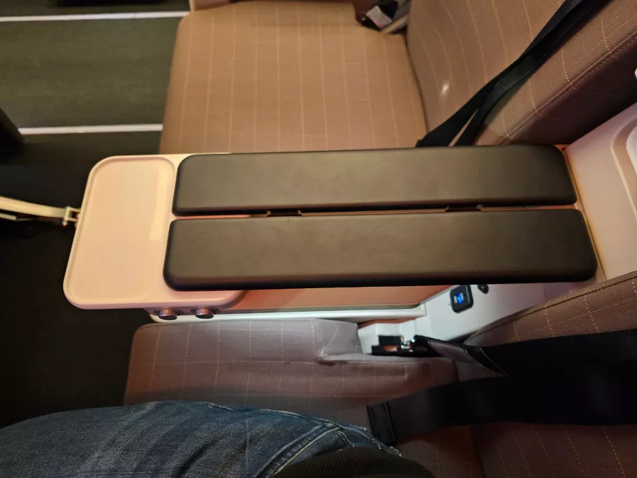 Opierka na ruku a úložný priestor