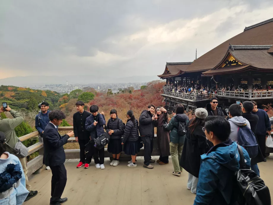 Kiyomizu-dera, vyhliadka so zástupmi ľudí