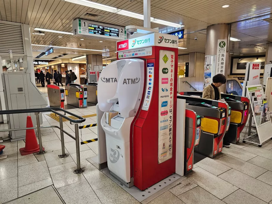 Bankomat na stanici metra