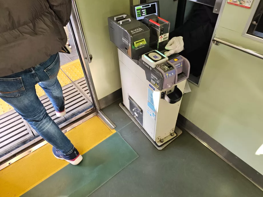 Platenie cestovného pri vystupovaní z električky