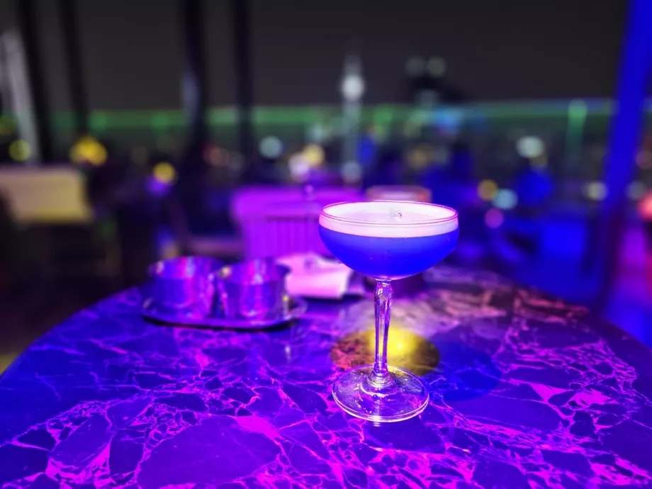 Koktail v hotelovom bare