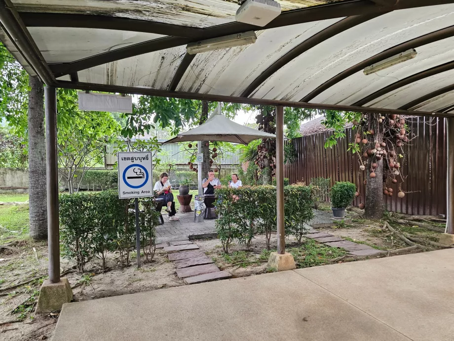 Fajčiarsky kútik, tranzitný priestor, medzinárodná časť