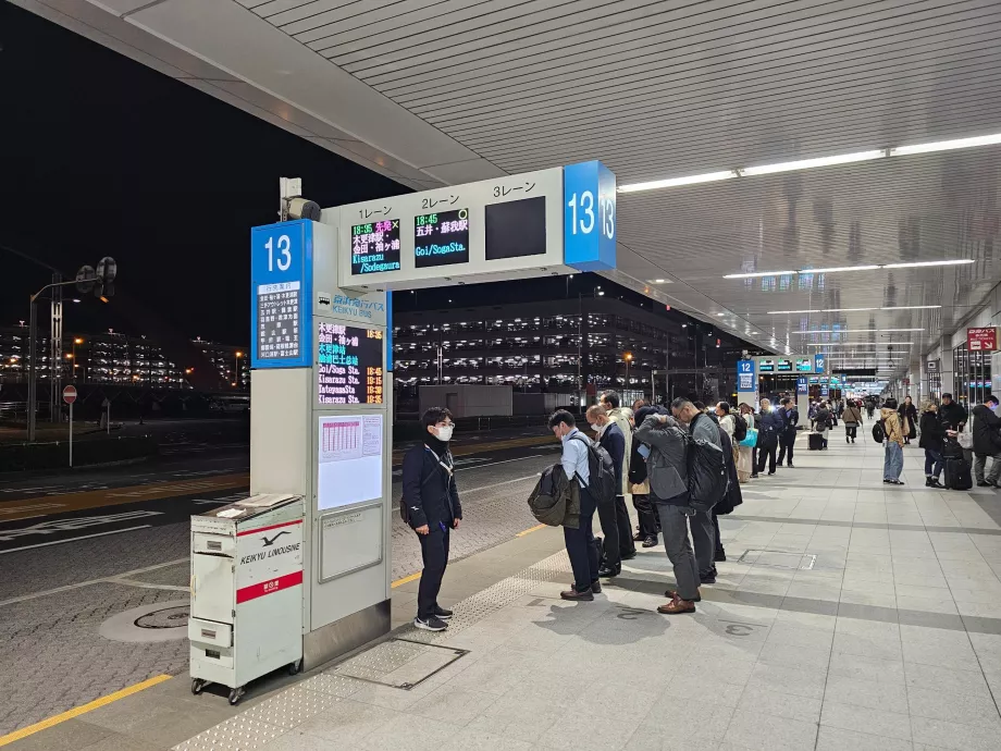 Autobusové zastávky pred terminálom 1