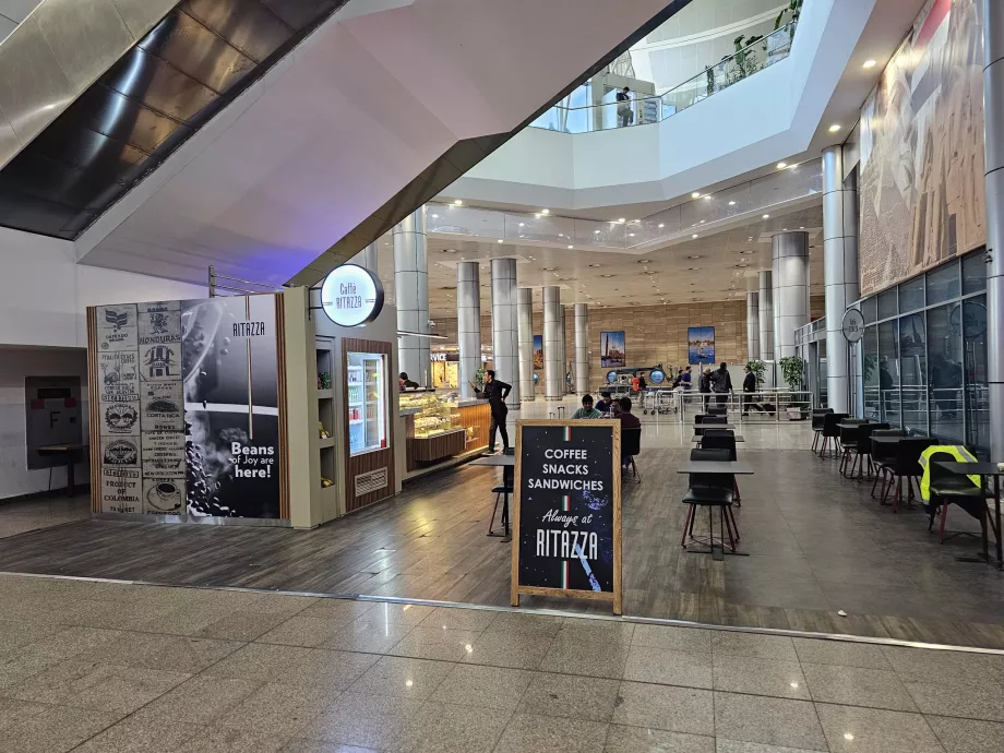 Kaviareň vo verejnej časti terminálu 3, príletová hala