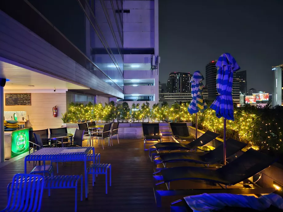 Terasa pri bazéne v tme