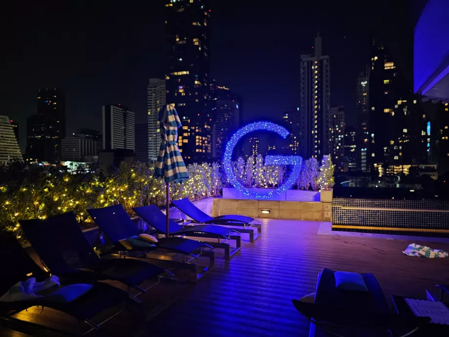 Terasa pri bazéne v tme