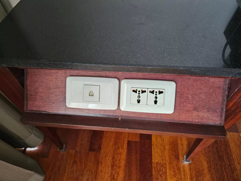 Zásuvky pri stole