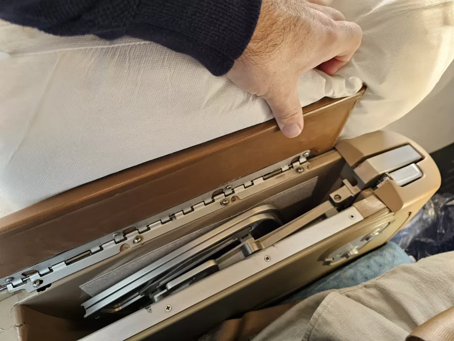 Jedálenský stôl v lakťovej opierke