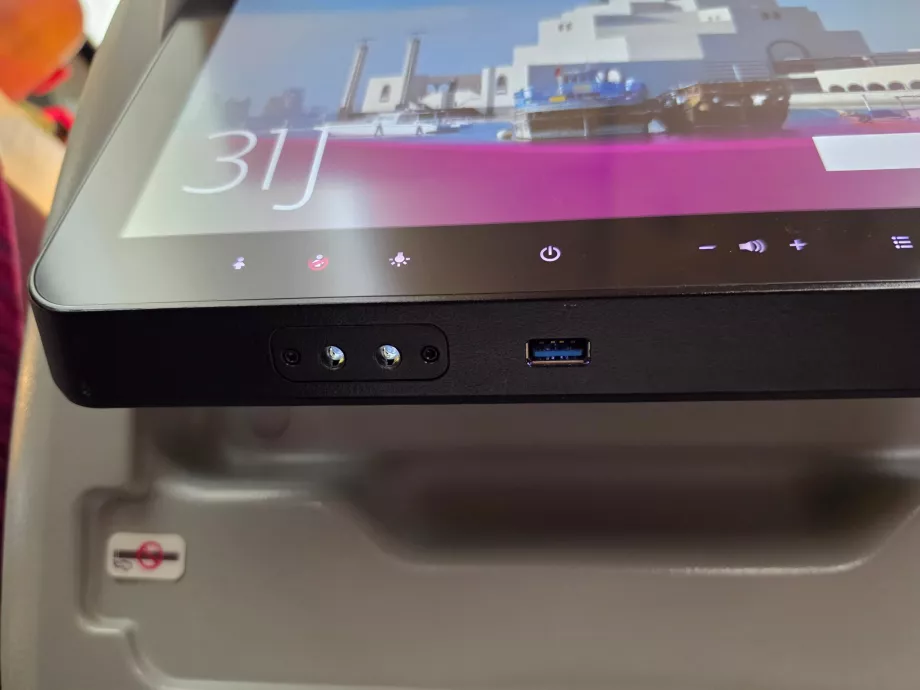 USB port na obrazovke IFE