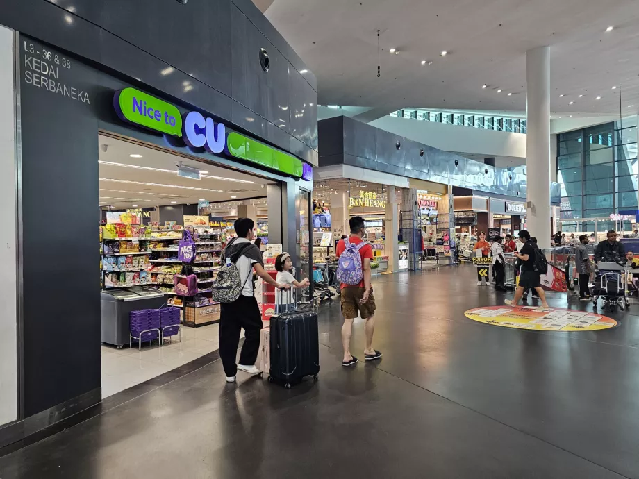 Minimarket, terminál 2, verejný priestor