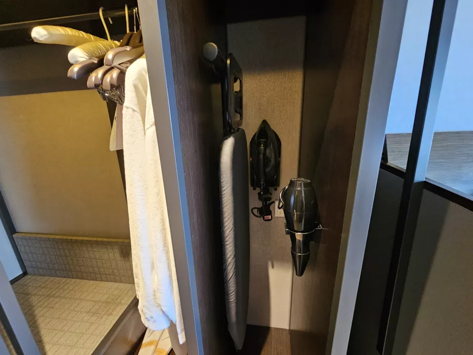 Žehliaca doska a sušič vlasov