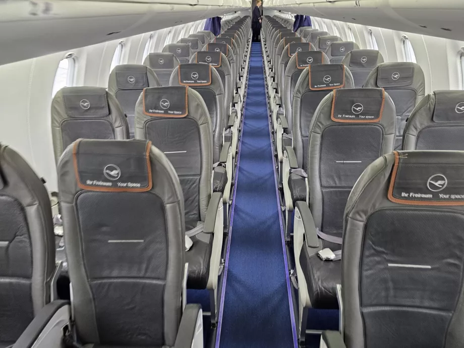 Kabína biznis triedy, kabína ekonomickej triedy v pozadí