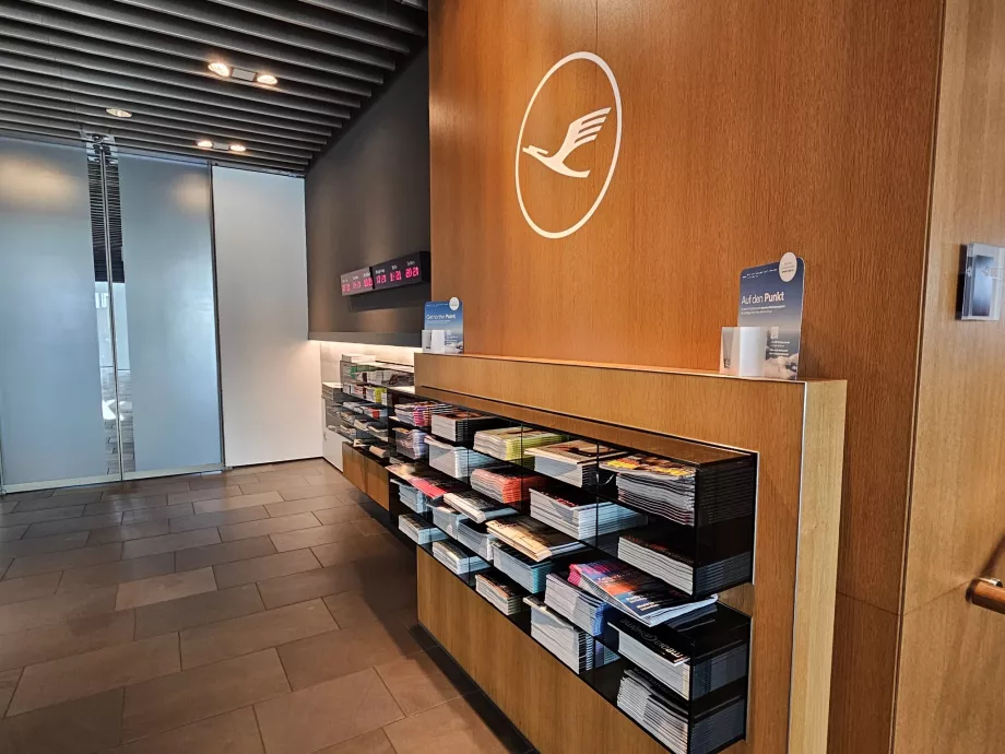 Logo spoločnosti Lufthansa pri vstupe do salónika