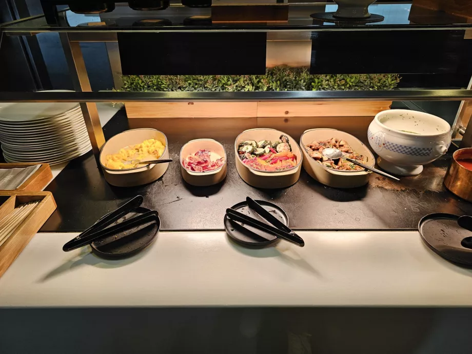 Ponuka teplých raňajok formou bufetu