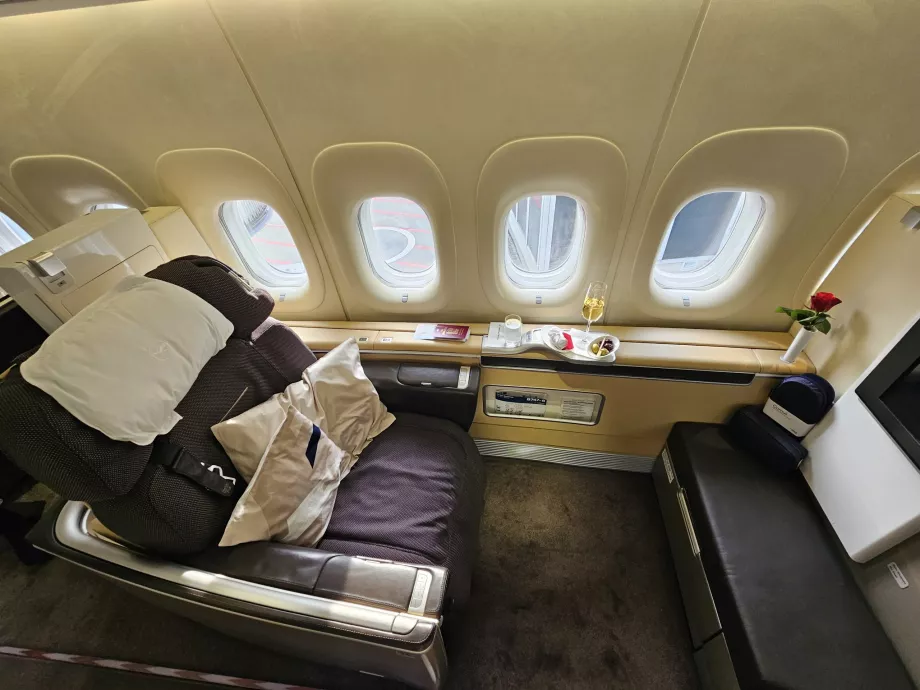 Sedadlo prvej triedy s 2 vankúšmi