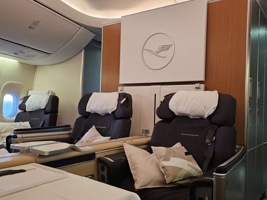 Dve sedadlá uprostred tretieho radu