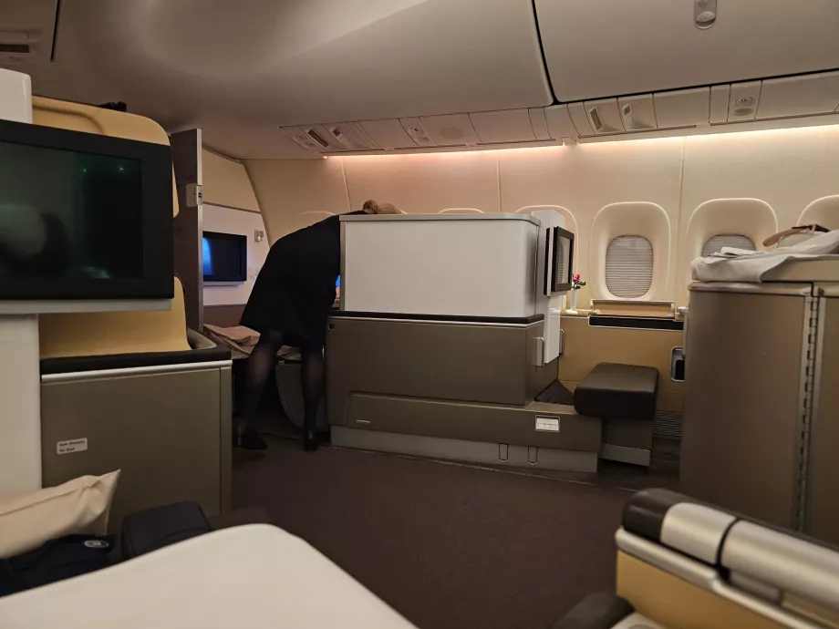 Kabína prvej triedy z pohľadu zo sedadla 2A