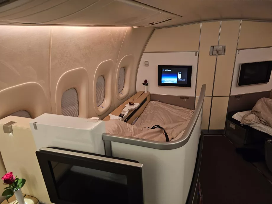 Výsuvná zástena oddeľujúca sedadlo od chodby