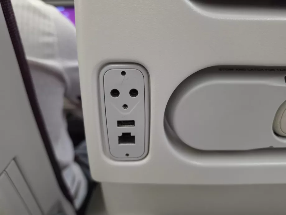 Port USB-A a konektor ethernetového kábla