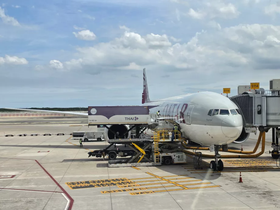 Náš Boeing 777-300 po pristátí v Bangkoku