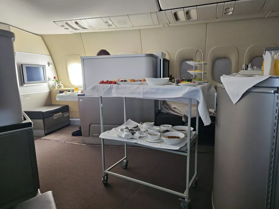 Raňajkový stôl a obsluha prebiehajúca hneď vedľa môjho miesta