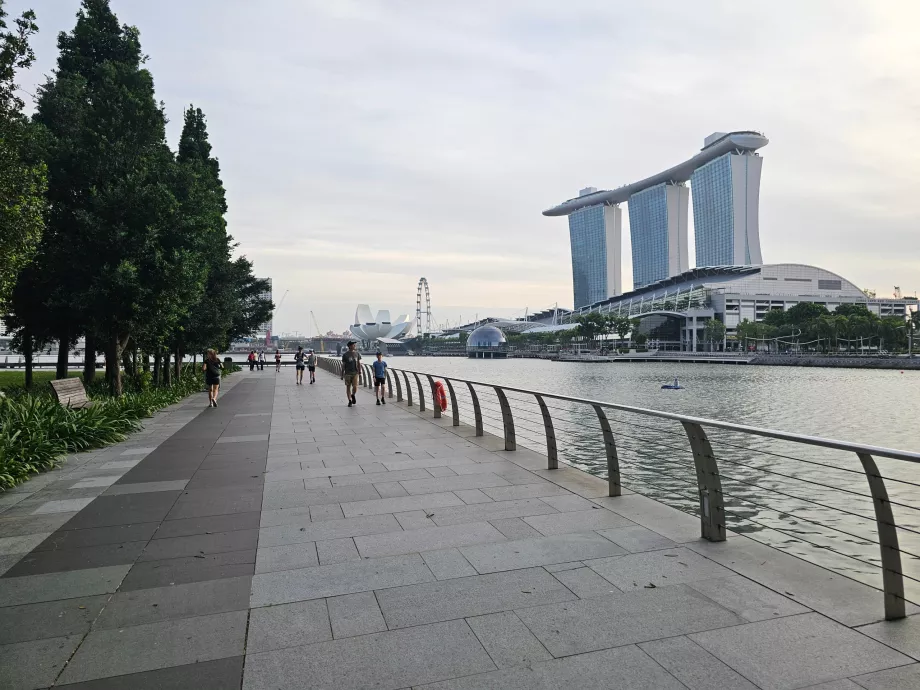 Promenáda pozdĺž zálivu Marina Bay