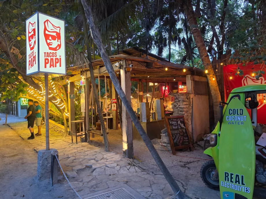 Tacos na hlavnej ulici v Tulume