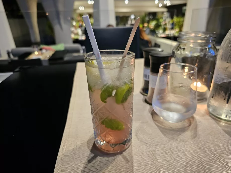 Koktail s ibištekom
