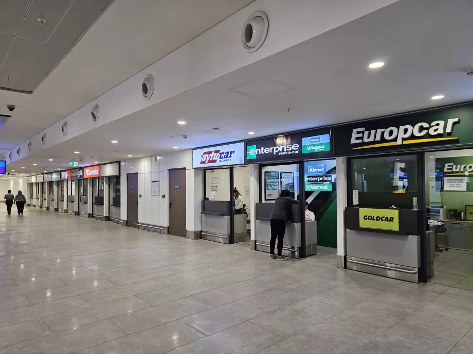 Pulty autopožičovne v termináli 2