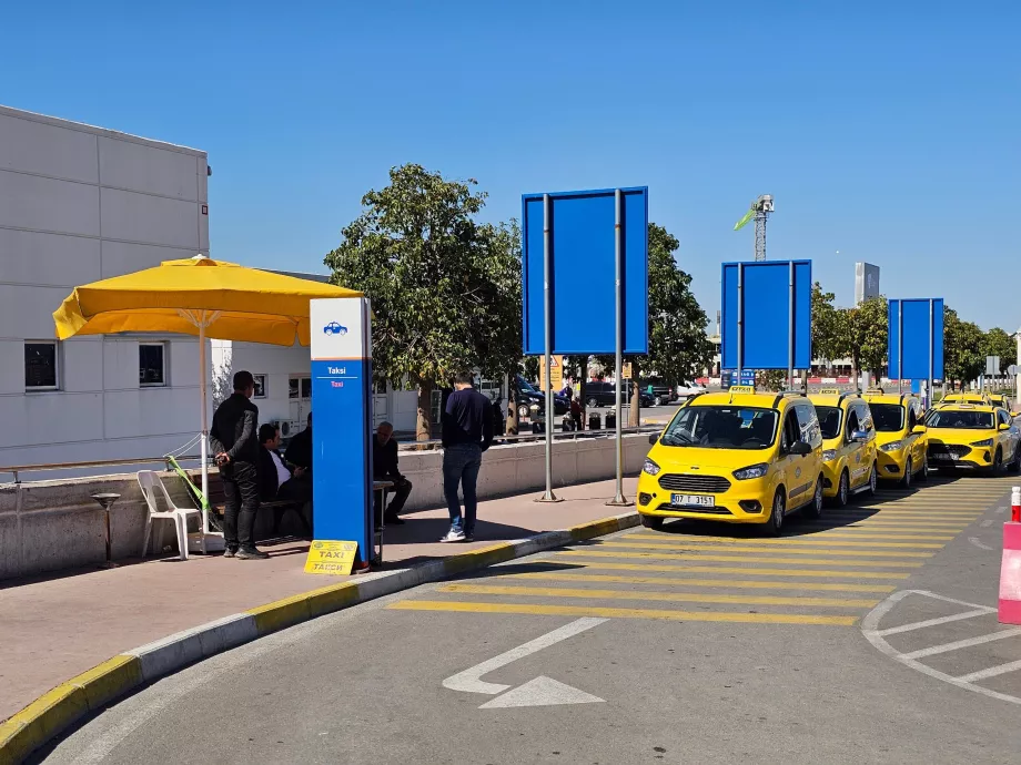 Stanovište taxíkov pred terminálom 2