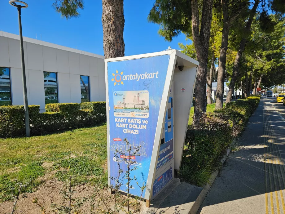 Automat AntalyaKart hneď vedľa terminálu 1