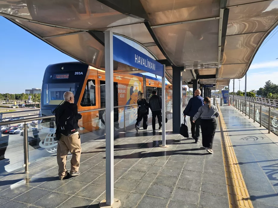 Zastávka električky pred terminálom 1