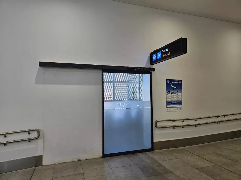 Fajčiarska terasa po bezpečnostnej kontrole