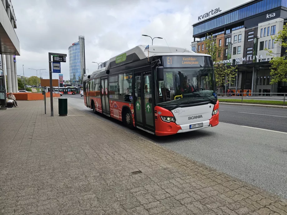 Autobusová zastávka E1 v centre mesta