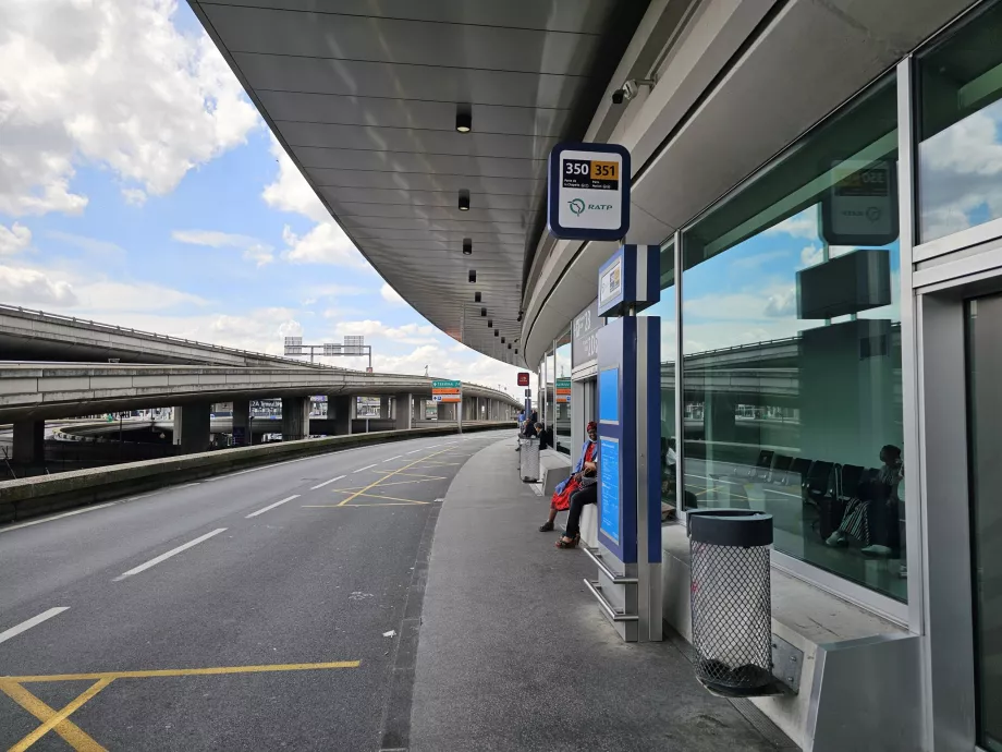Autobusová zastávka 350 a 351 pri termináli 2B