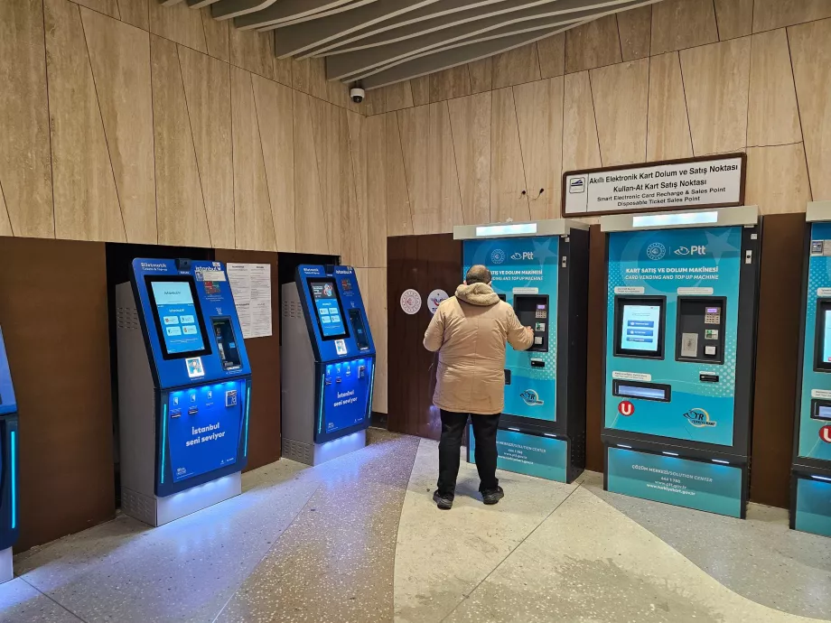 Modré automaty vľavo - Istanbulkart; modré automaty vpravo - karta PTT